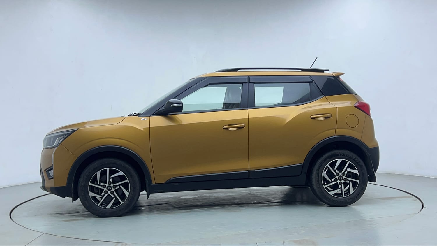Used 2023 Mahindra XUV 300 TurboSport W8 Petrol Manual exterior LEFT SIDE VIEW