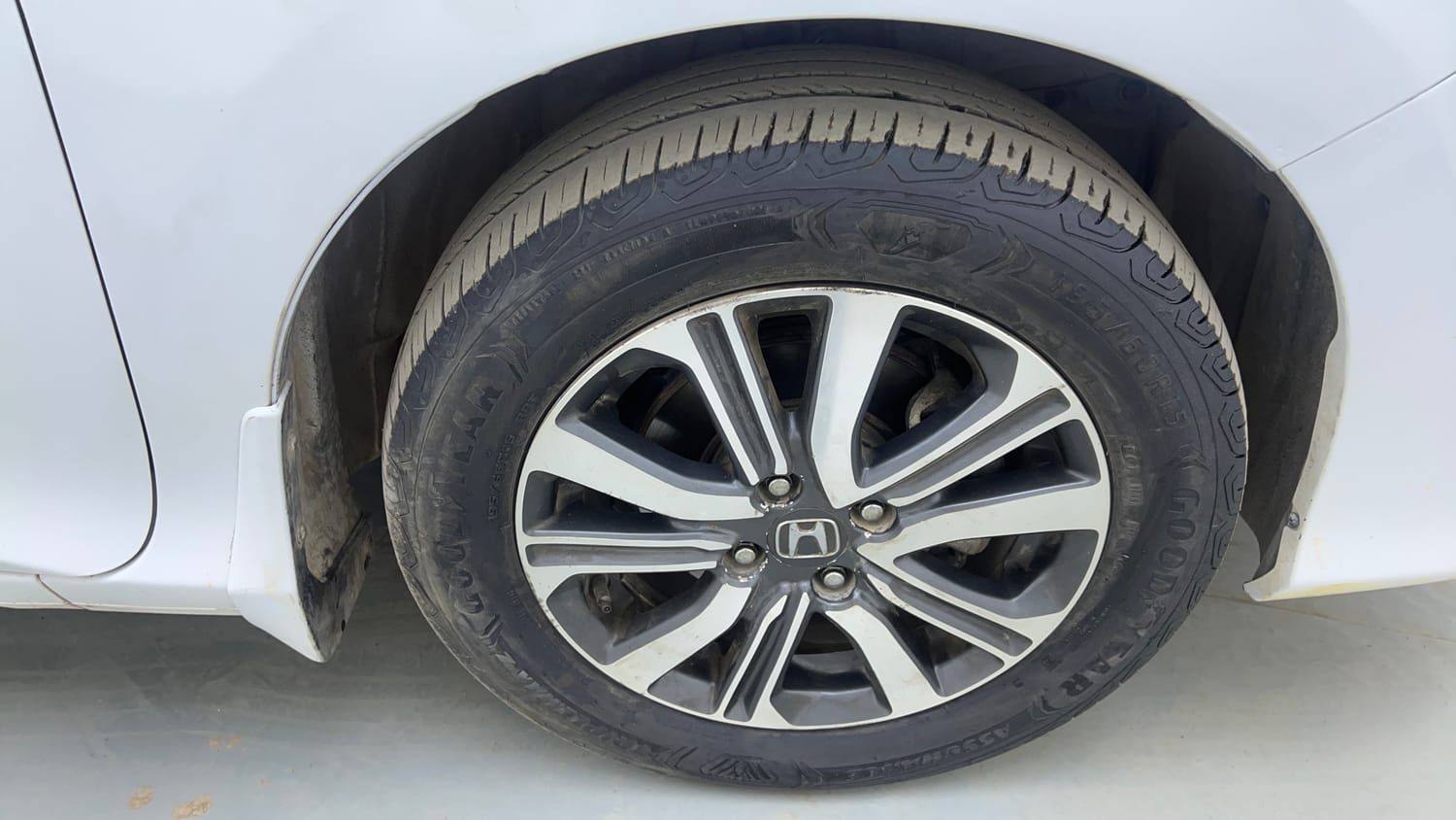 Used 2017 Honda City V Diesel Diesel Manual tyres RIGHT FRONT TYRE RIM VIEW