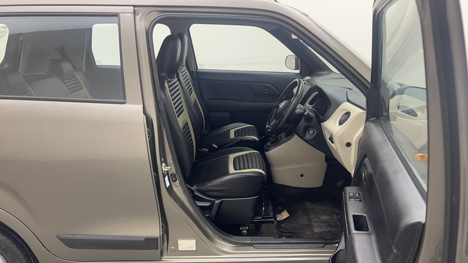 Used 2019 Maruti Suzuki Wagon R LXi 1.0 CNG Cng Manual interior RIGHT SIDE FRONT DOOR CABIN VIEW