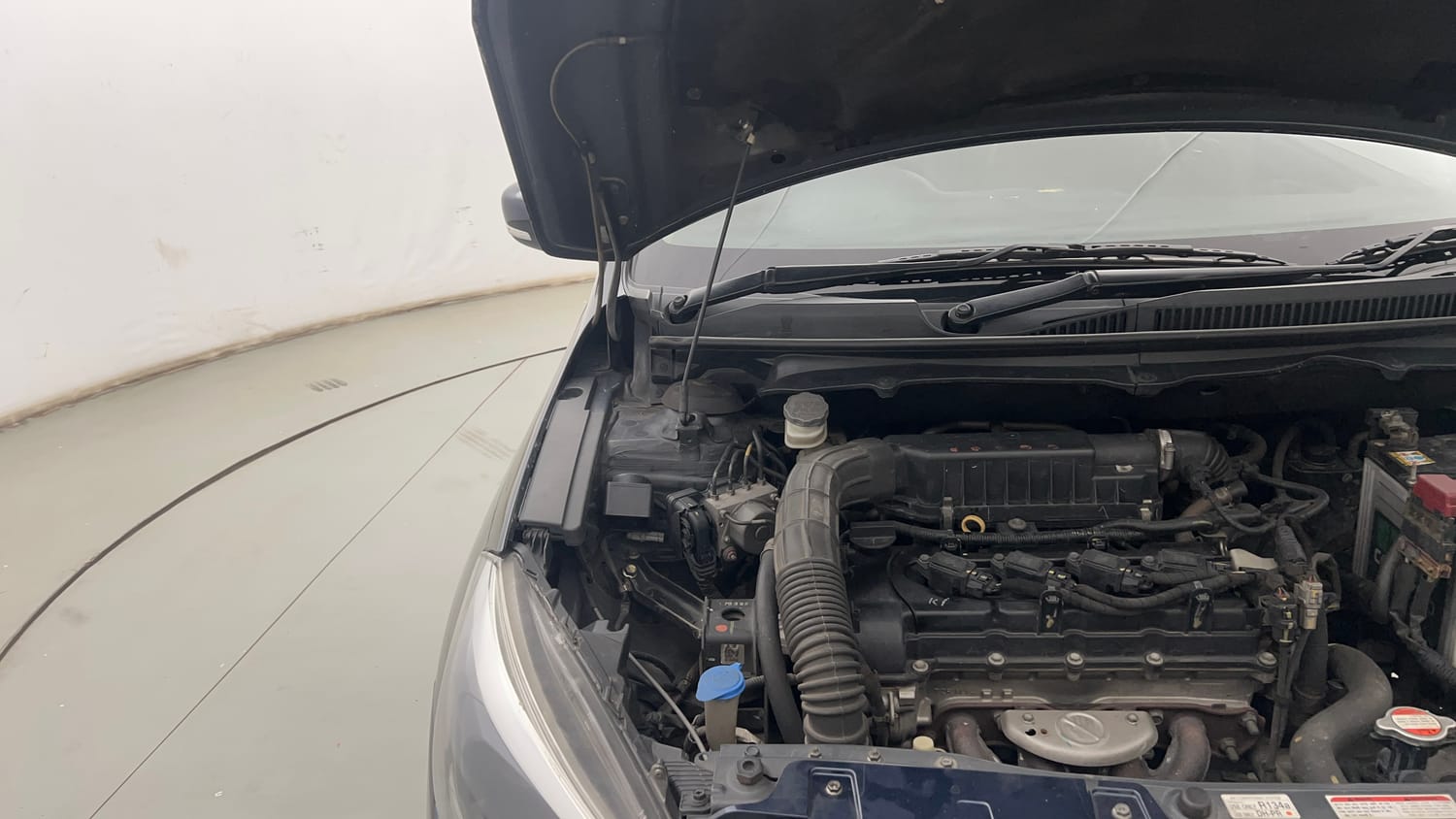 Used 2022 Maruti Suzuki Ciaz Zeta 1.5 Petrol Manual engine ENGINE RIGHT SIDE HINGE & APRON VIEW