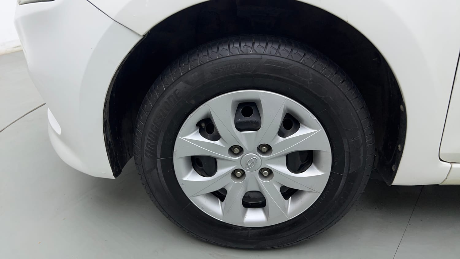 Used 2016 Hyundai Elite i20 Magna 1.2 Petrol Manual tyres LEFT FRONT TYRE RIM VIEW