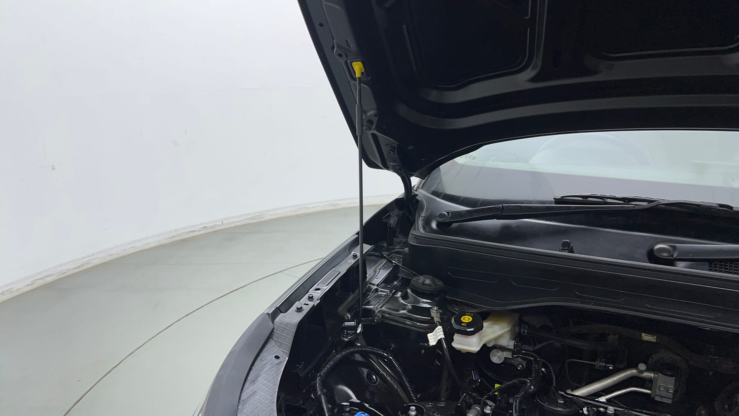 Used 2025 Hyundai Venue S Plus 1.2 Petrol MT Petrol Manual engine ENGINE RIGHT SIDE HINGE & APRON VIEW