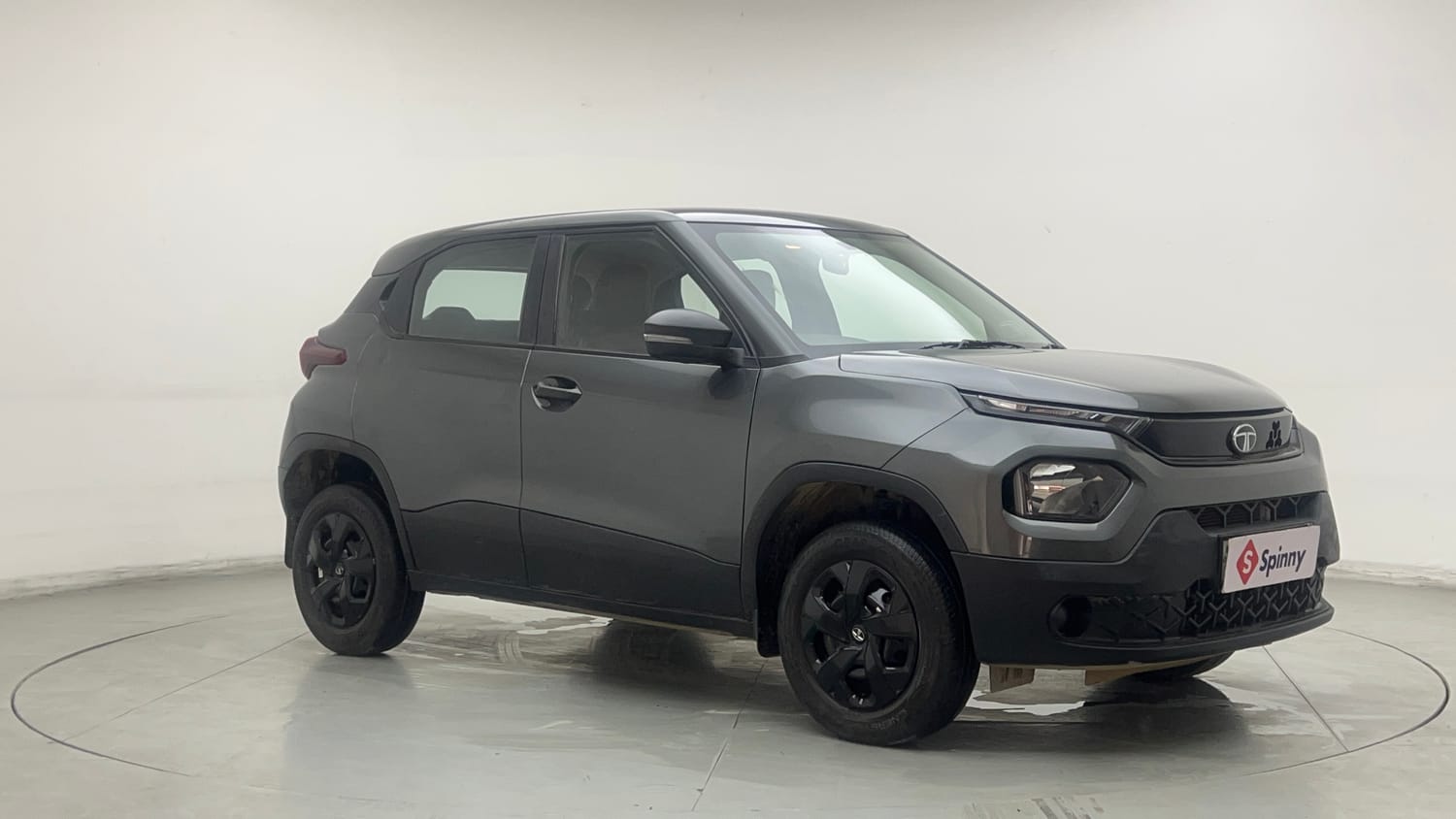 Used 2025 Tata Punch Pure MT Petrol Manual exterior RIGHT FRONT CORNER VIEW