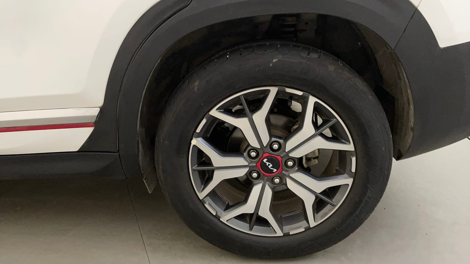 Used 2023 Kia Seltos GTX Plus 1.5 Diesel AT Diesel Automatic tyres LEFT REAR TYRE RIM VIEW