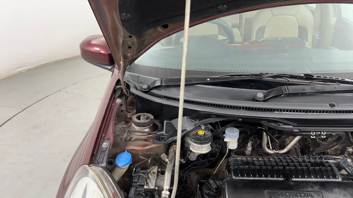 Used 2014 Honda Mobilio V (O) Petrol Petrol Manual engine ENGINE RIGHT SIDE HINGE & APRON VIEW