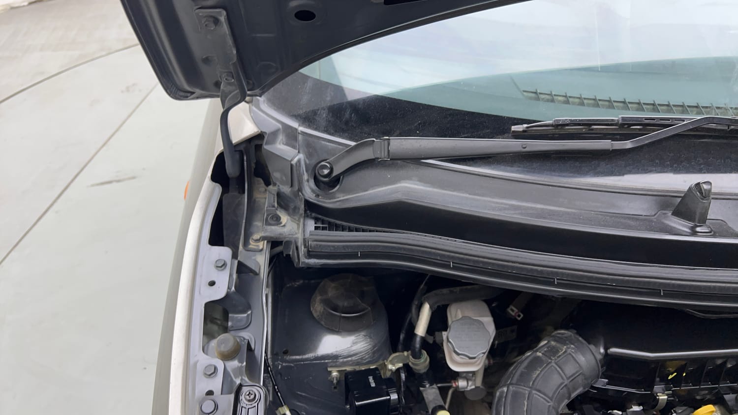 Used 2019 Maruti Suzuki Wagon R 1.0 VXi 1.0 Petrol Manual engine ENGINE RIGHT SIDE HINGE & APRON VIEW