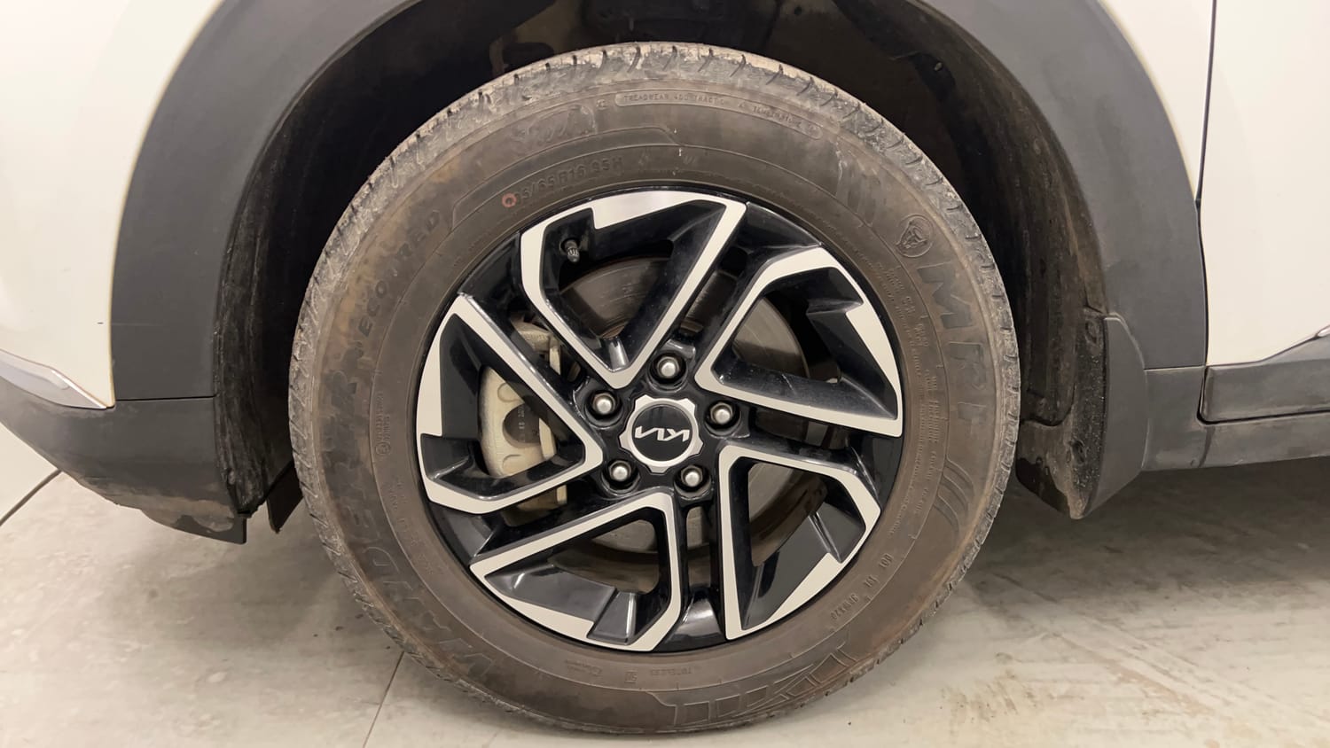 Used 2023 Kia Carens Luxury Plus 1.4 Petrol 7 STR Petrol Manual tyres LEFT FRONT TYRE RIM VIEW