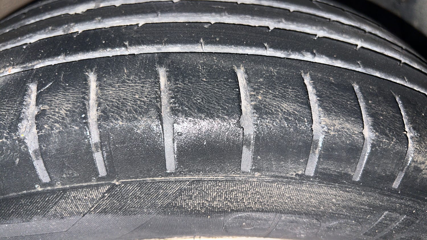 Used 2018 Maruti Suzuki Swift ZXi AMT Petrol Automatic tyres RIGHT FRONT TYRE TREAD VIEW