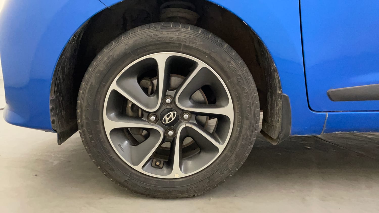 Used 2018 Hyundai Grand i10 Sportz AT 1.2 Kappa VTVT Petrol Automatic tyres LEFT FRONT TYRE RIM VIEW