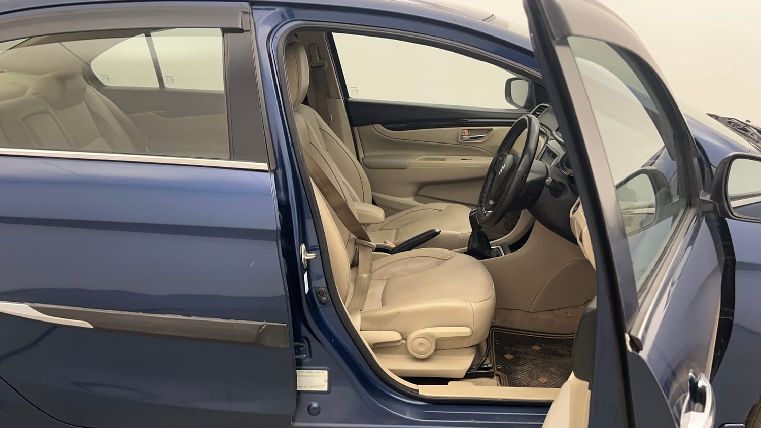 Used 2018 Maruti Suzuki Ciaz Alpha 1.4 MT Petrol Manual interior RIGHT SIDE FRONT DOOR CABIN VIEW