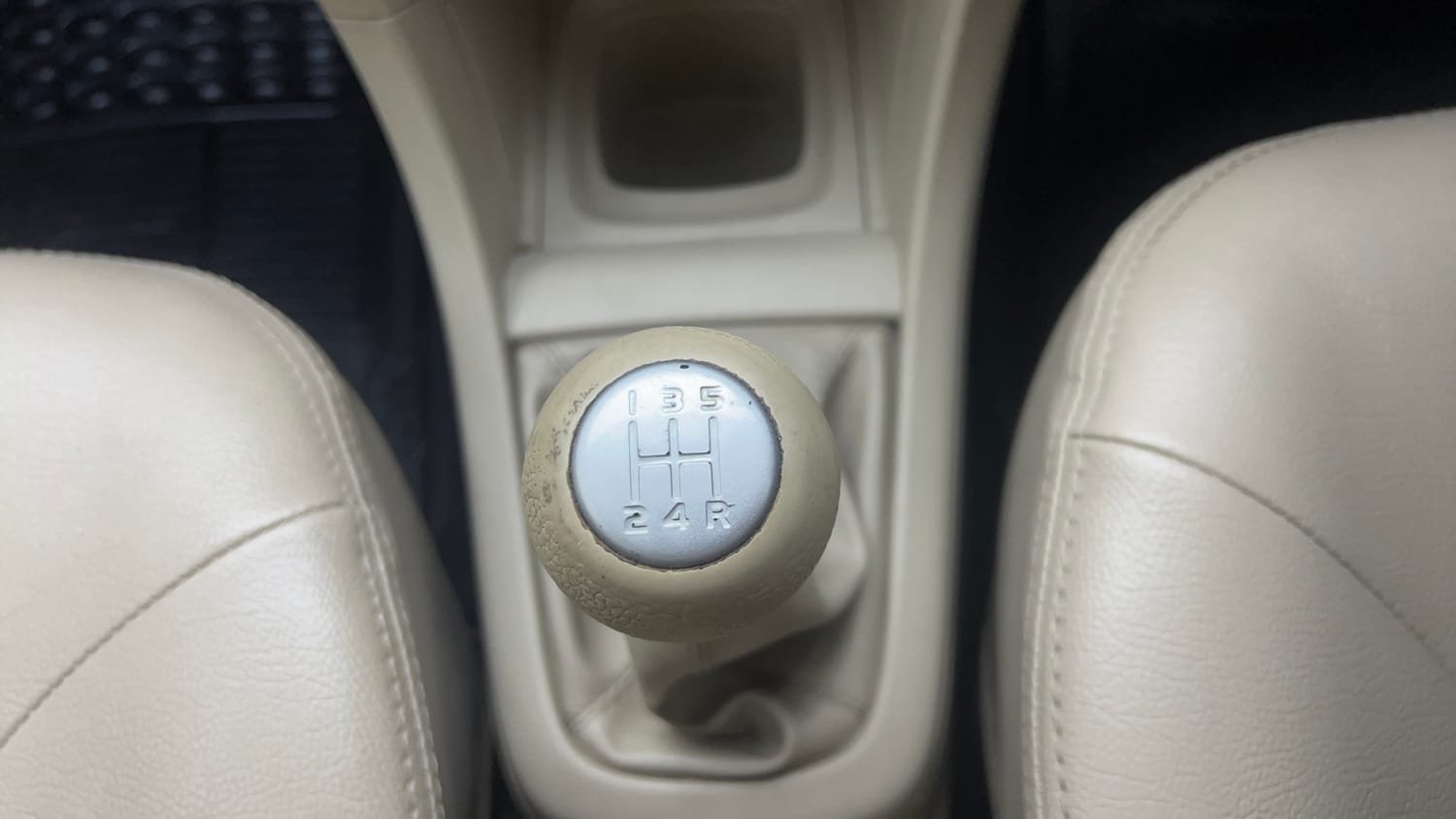Used 2015 Maruti Suzuki Swift Dzire VXI Petrol Manual interior GEAR  KNOB VIEW