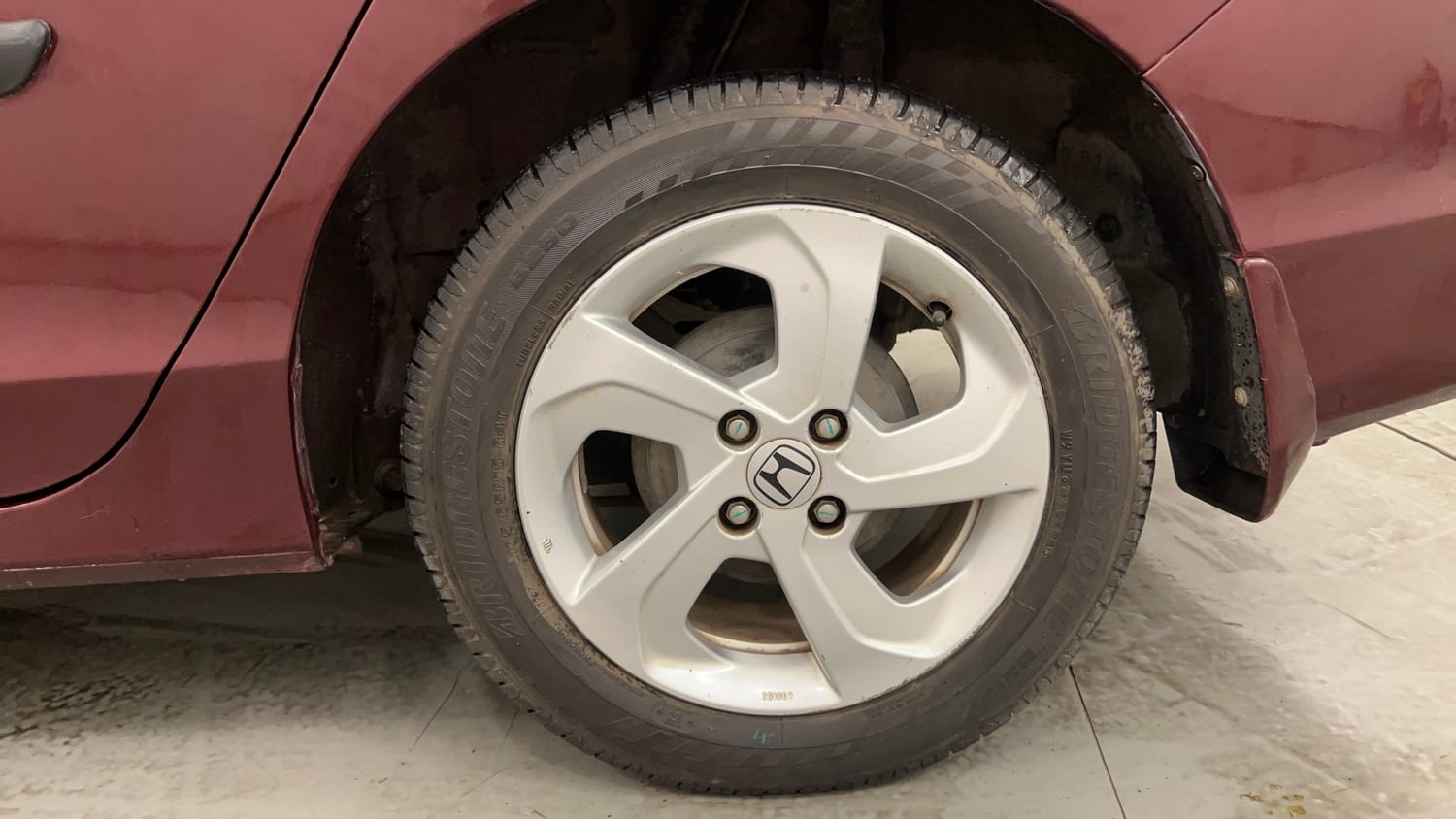 Used 2015 Honda City V Petrol Manual tyres LEFT REAR TYRE RIM VIEW
