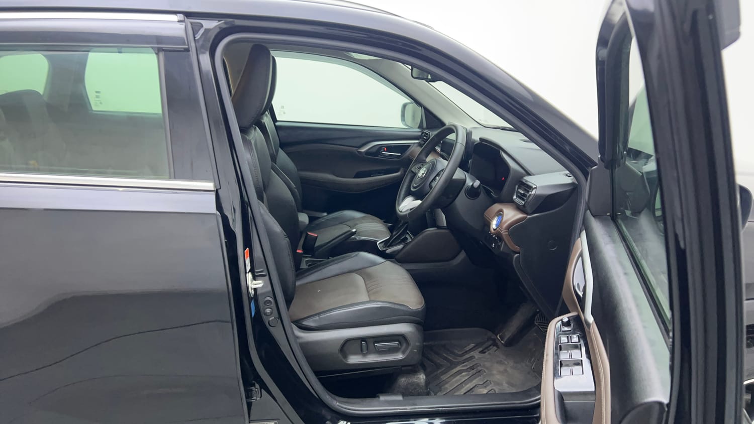Used 2025 Toyota Urban Cruiser Hyryder V Hybrid Hybrid Automatic interior RIGHT SIDE FRONT DOOR CABIN VIEW