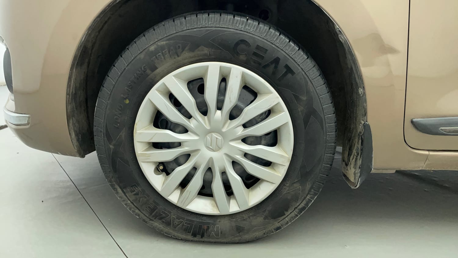 Used 2018 Maruti Suzuki Dzire VXi Petrol Automatic tyres LEFT FRONT TYRE RIM VIEW