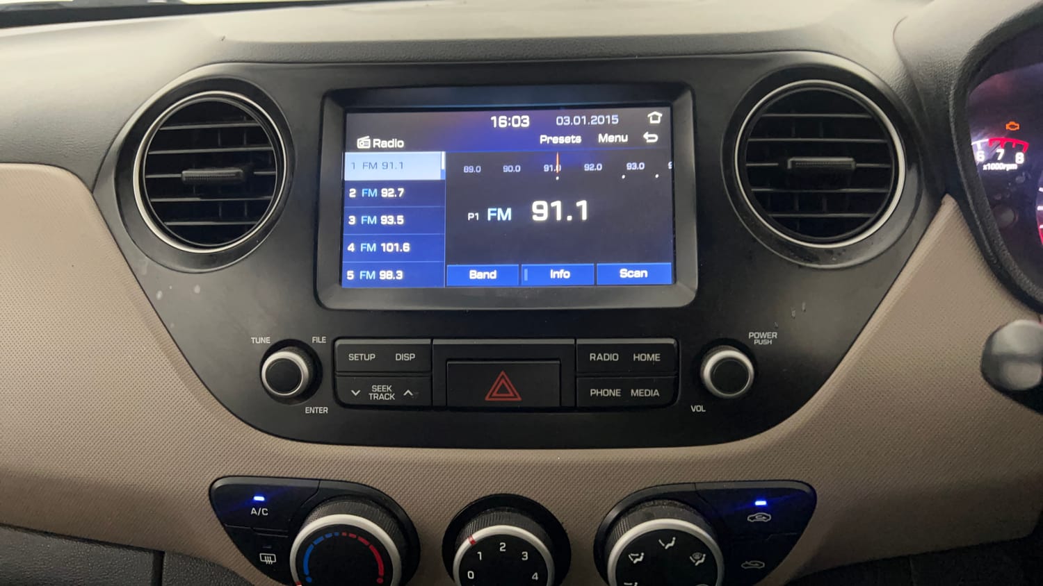 Used 2019 Hyundai Xcent SX Petrol Manual top_features Integrated (in-dash) music system