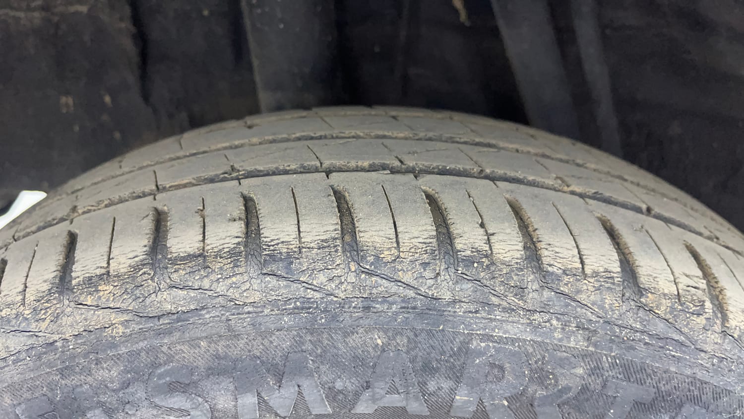 Used 2020 Renault Kwid RXT 1.0 AMT Opt Petrol Automatic tyres RIGHT REAR TYRE TREAD VIEW