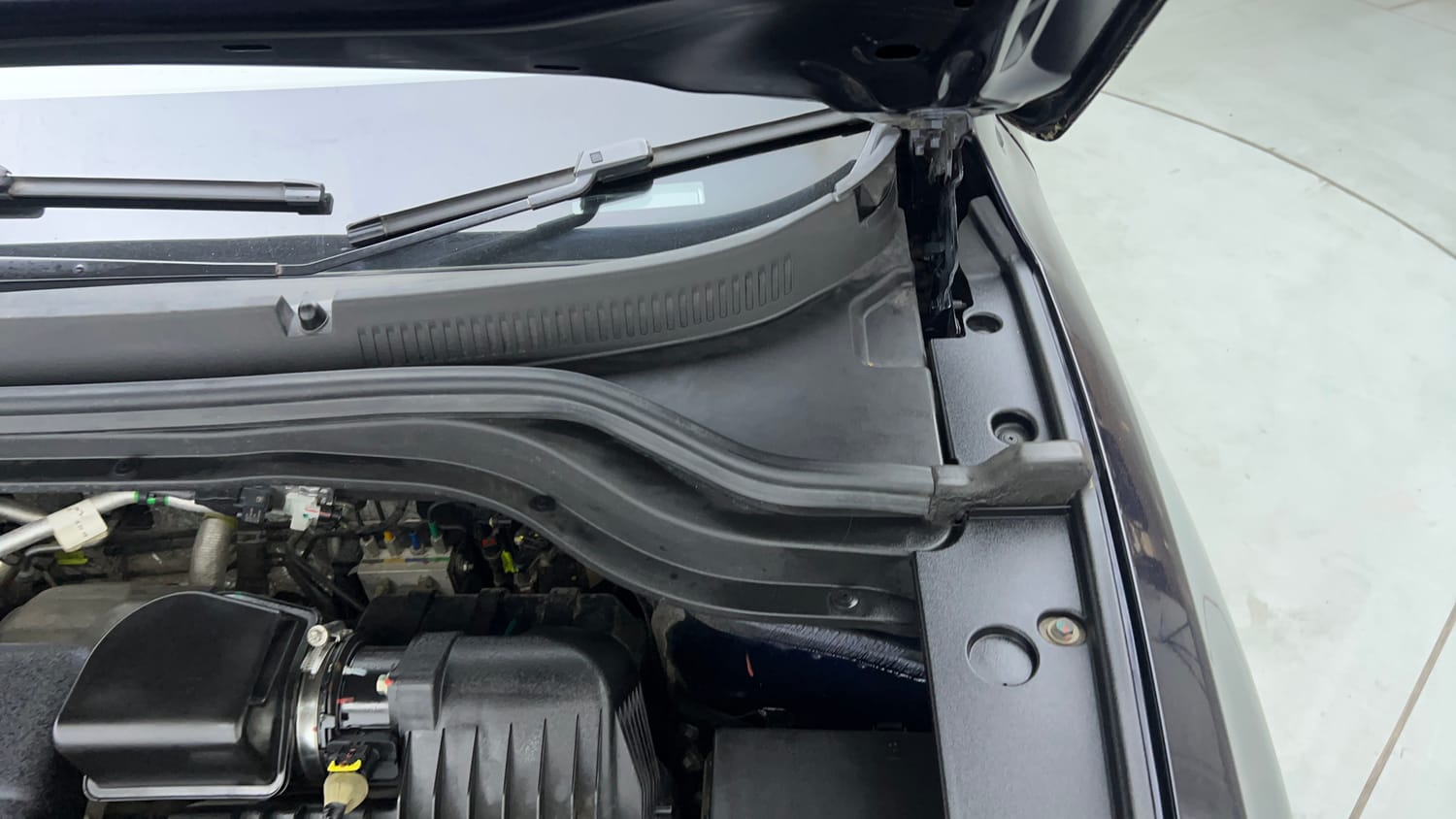 Used 2024 Mahindra XUV700 AX 7 Luxury Pack Diesel MT 7 STR Diesel Manual engine ENGINE LEFT SIDE HINGE & APRON VIEW