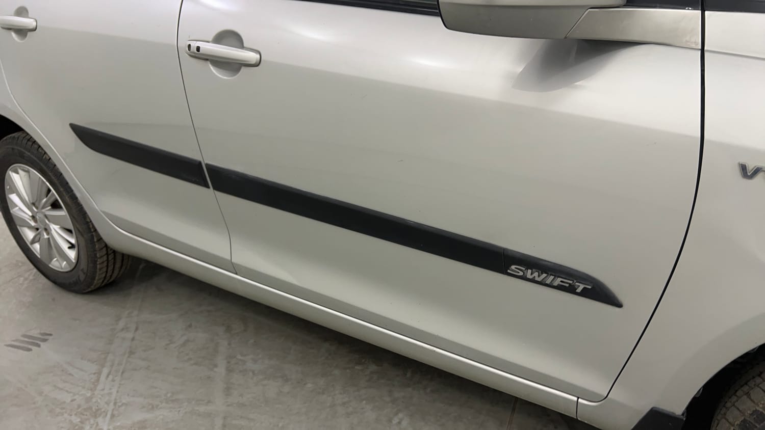 Used 2016 Maruti Suzuki Swift ZXi Petrol Manual dents MINOR SCRATCH