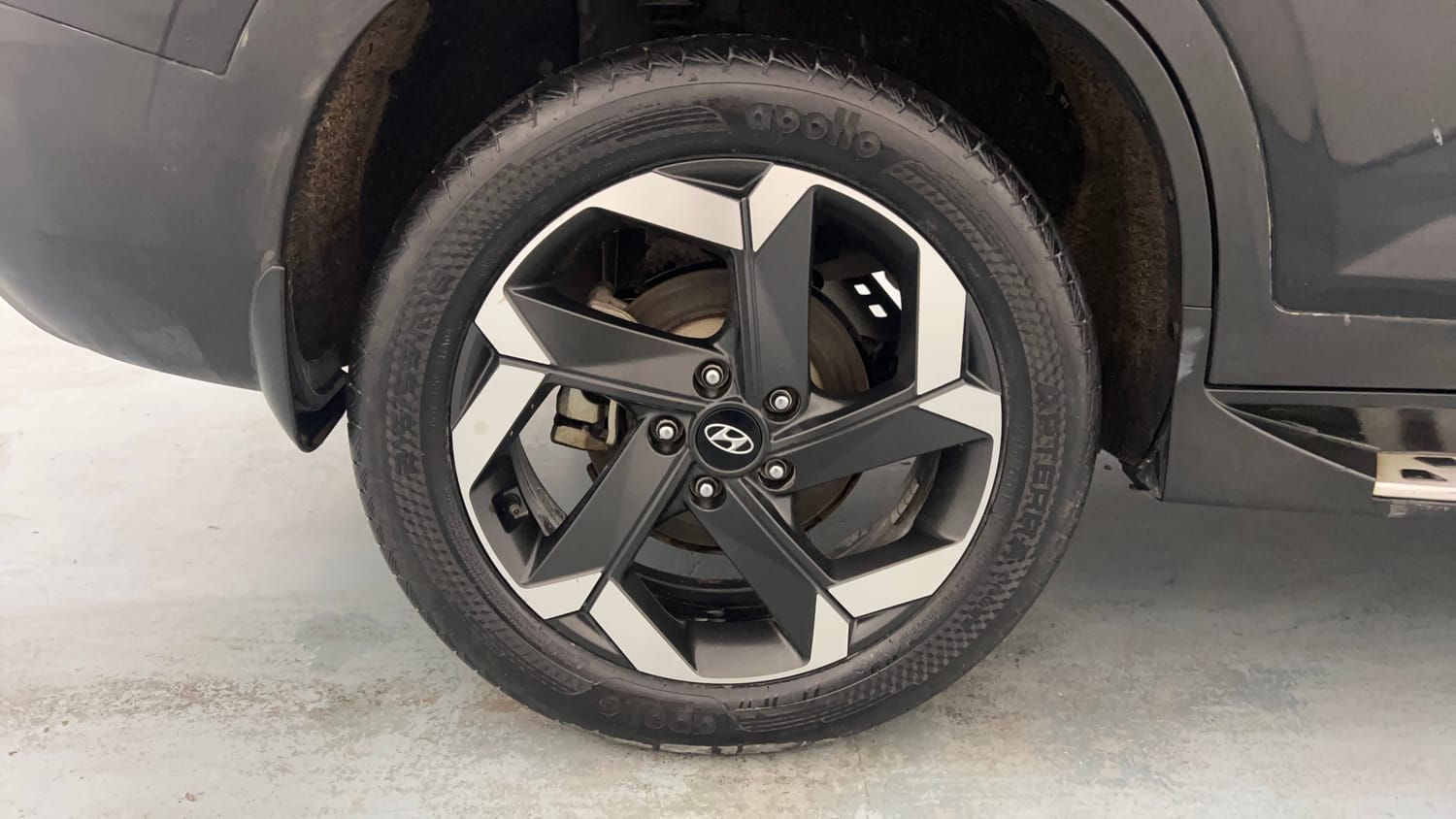 Used 2021 Hyundai Alcazar Signature (O) 6 STR 1.5 Diesel AT Diesel Automatic tyres RIGHT REAR TYRE RIM VIEW