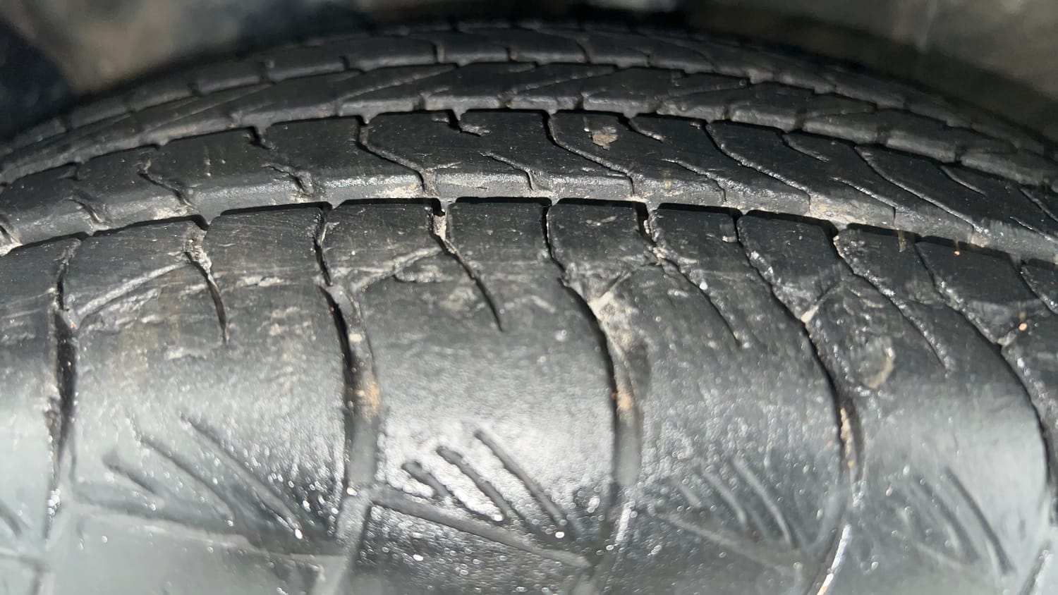 Used 2021 Hyundai Alcazar Signature (O) 6 STR 1.5 Diesel AT Diesel Automatic tyres LEFT FRONT TYRE TREAD VIEW