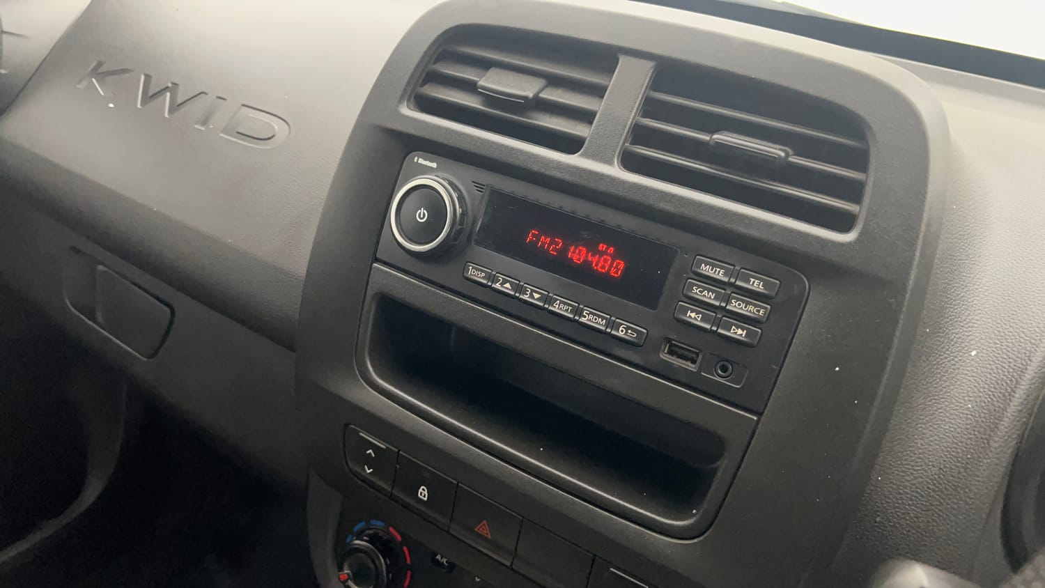 Used 2020 Renault Kwid RXL Petrol Manual top_features Integrated (in-dash) music system