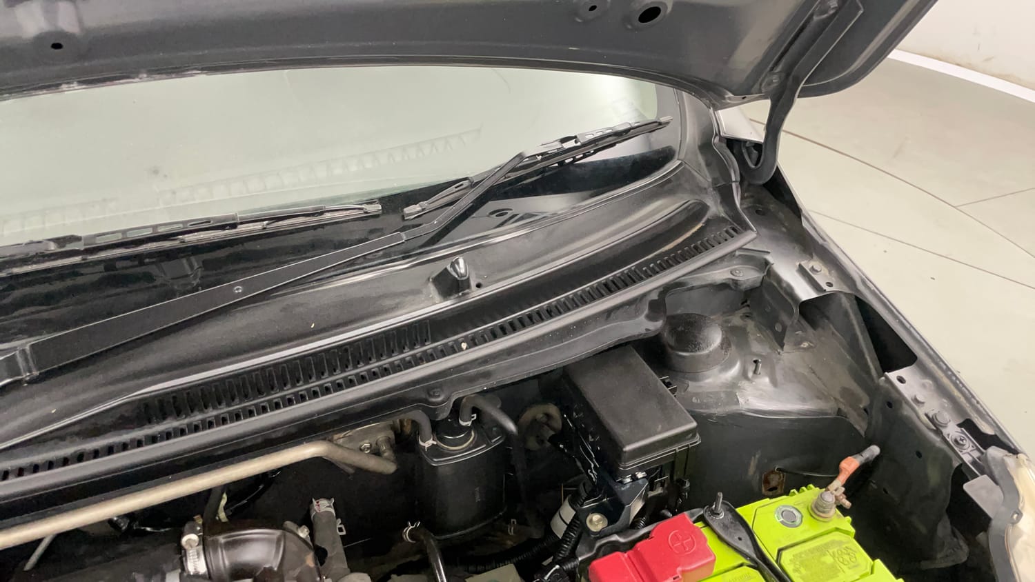 Used 2016 Maruti Suzuki Celerio VXi AMT Petrol Automatic engine ENGINE LEFT SIDE HINGE & APRON VIEW