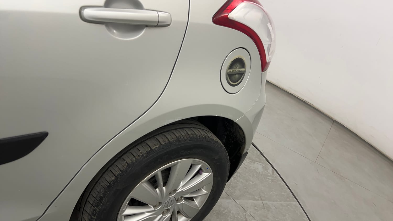 Used 2016 Maruti Suzuki Swift ZXi Petrol Manual dents MINOR DENT