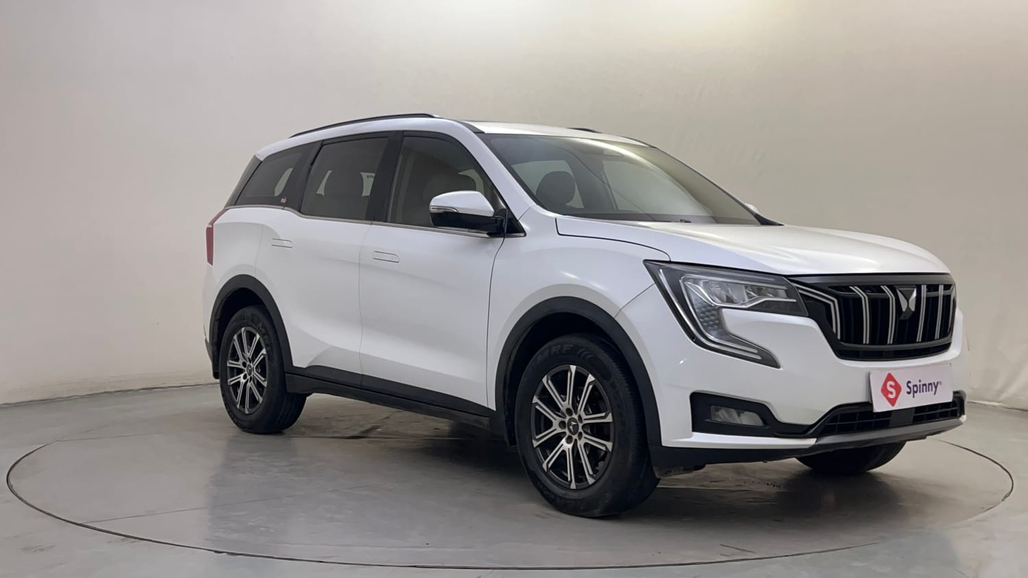 Used 2024 Mahindra XUV700 AX 7 Petrol AT 7 STR Petrol Automatic exterior RIGHT FRONT CORNER VIEW