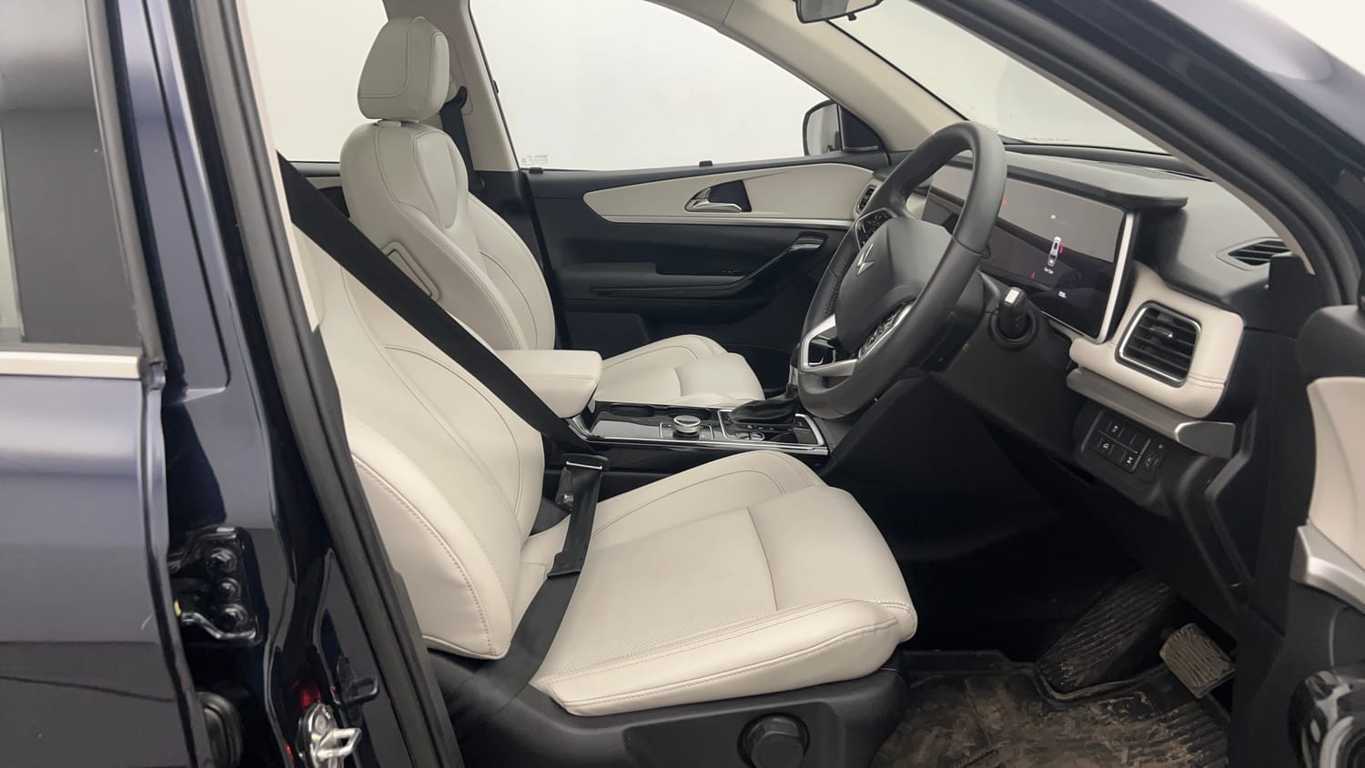 Used 2022 Mahindra XUV700 AX 7 Diesel AT AWD Luxury Pack 7 STR Diesel Automatic interior RIGHT SIDE FRONT DOOR CABIN VIEW