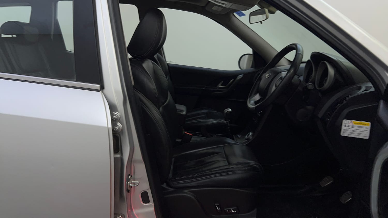 Used 2017 Mahindra XUV500 W10 Diesel Manual interior RIGHT SIDE FRONT DOOR CABIN VIEW