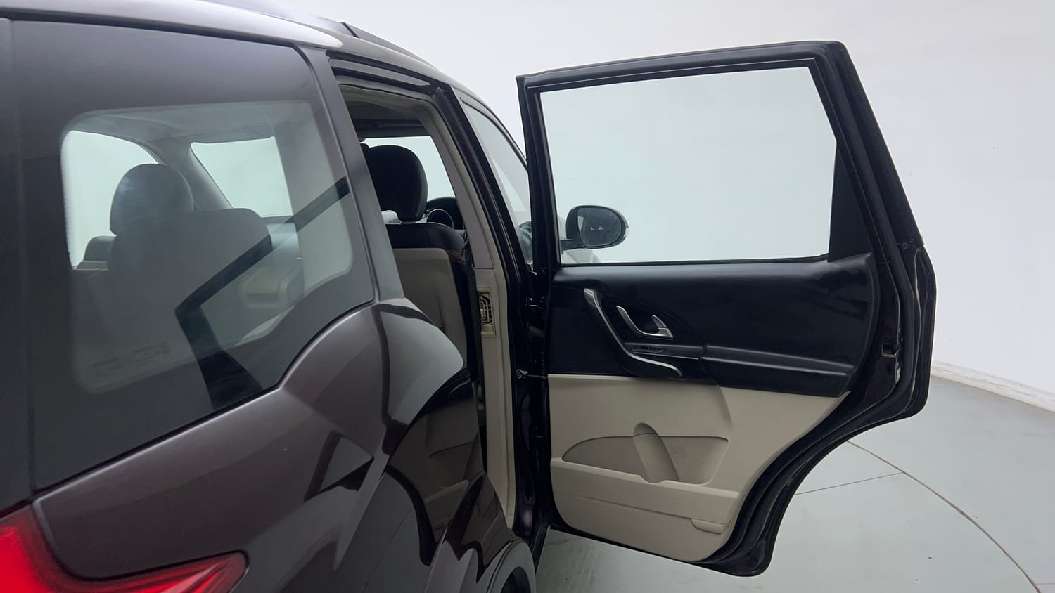 Used 2018 Mahindra XUV500 W9 Diesel Manual interior RIGHT REAR DOOR OPEN VIEW