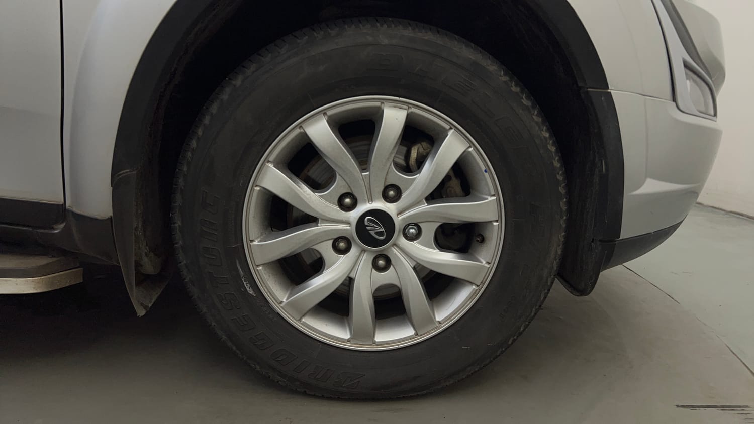 Used 2017 Mahindra XUV500 W10 Diesel Manual tyres RIGHT FRONT TYRE RIM VIEW