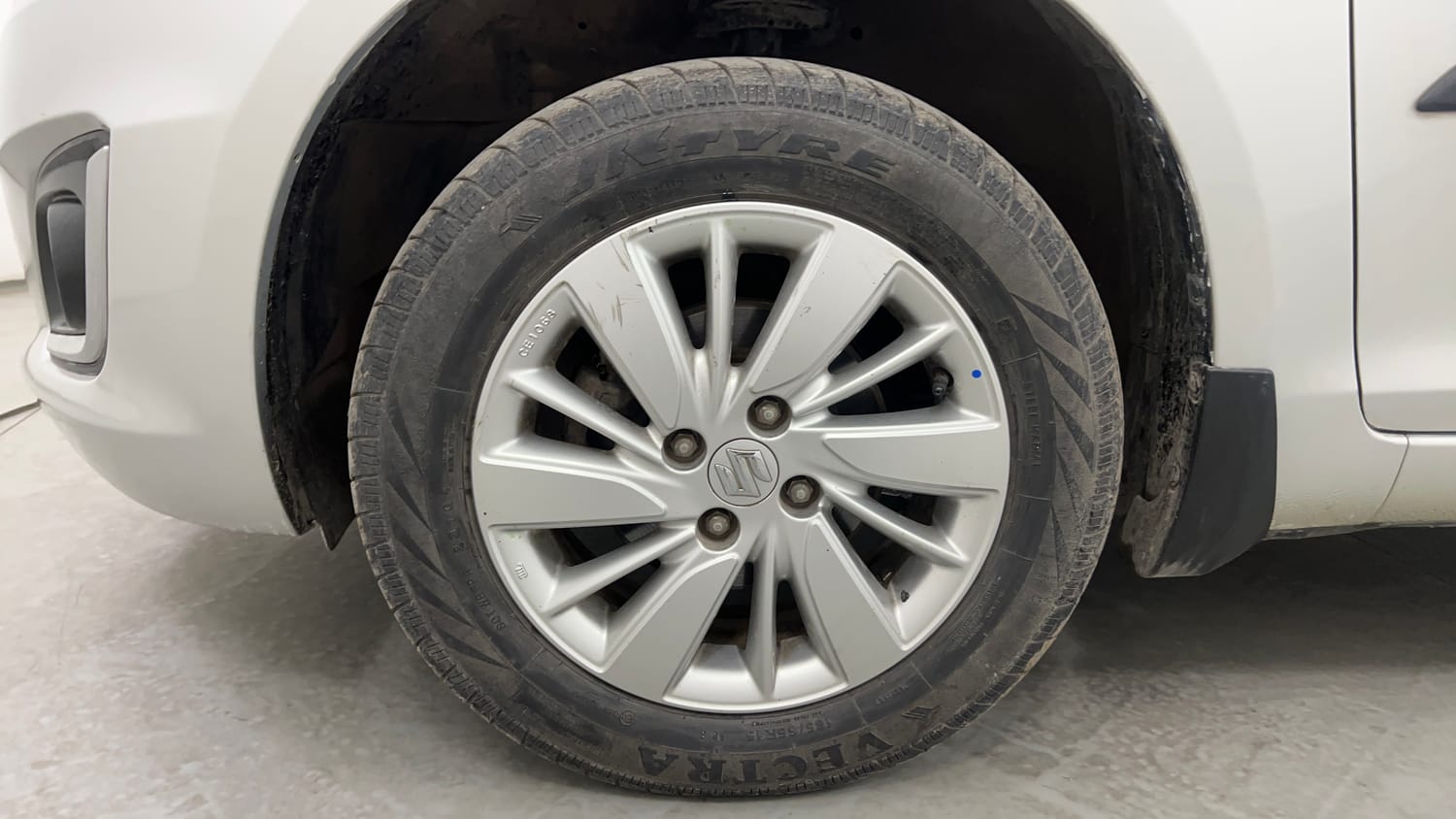 Used 2016 Maruti Suzuki Swift ZXi Petrol Manual tyres LEFT FRONT TYRE RIM VIEW