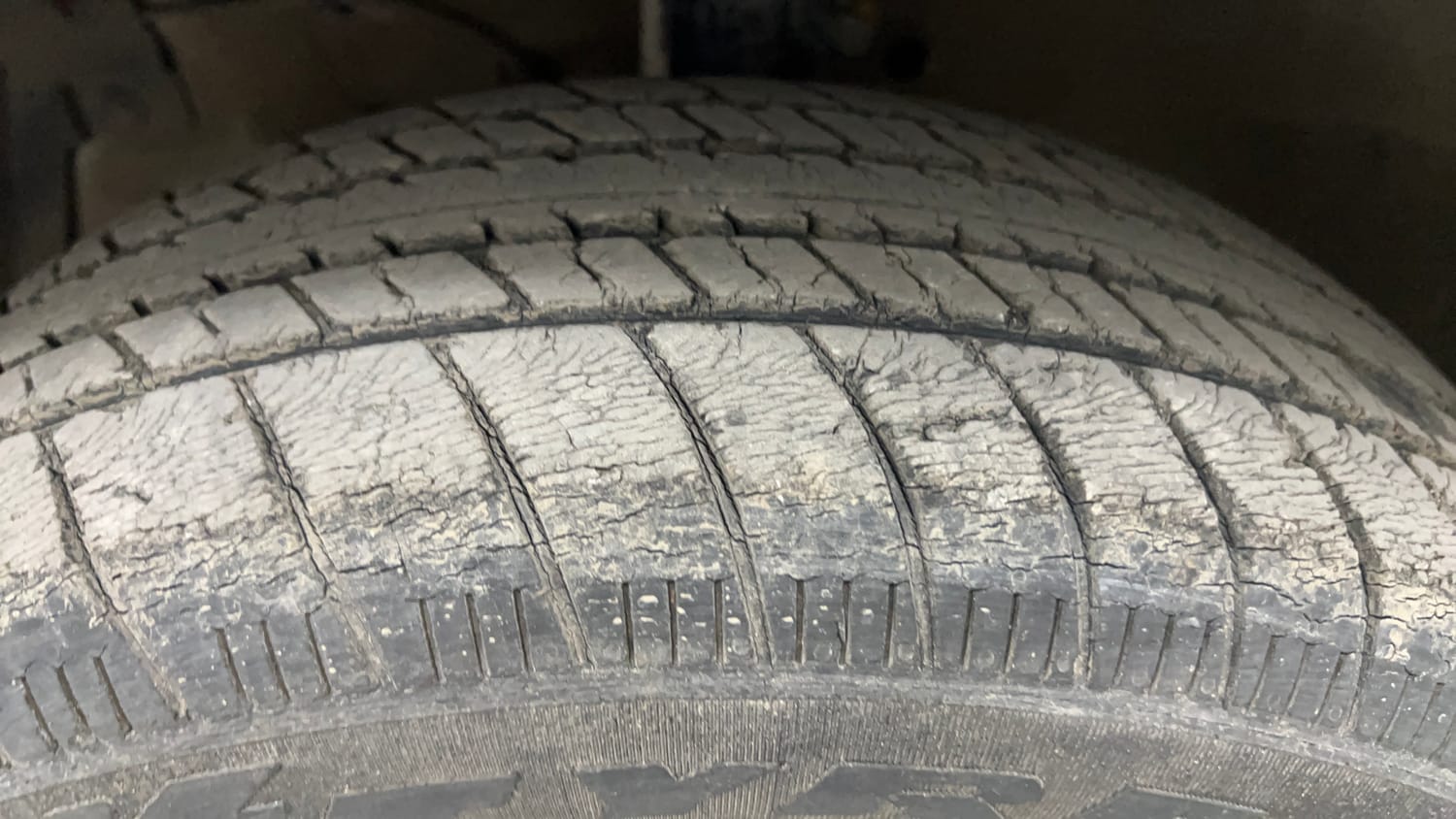 Used 2016 Maruti Suzuki Swift ZXi Petrol Manual tyres LEFT FRONT TYRE TREAD VIEW