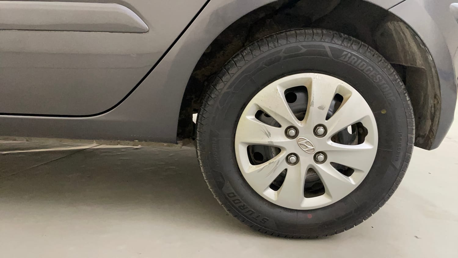 Used 2012 Hyundai i10 Sportz 1.2 AT Kappa2 Petrol Automatic tyres LEFT REAR TYRE RIM VIEW