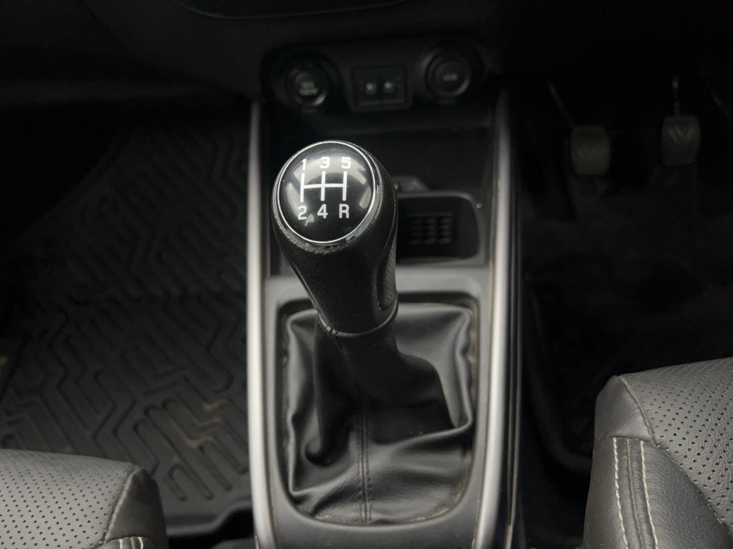 Used 2022 Maruti Suzuki XL6 Alpha Plus MT Petrol Petrol Manual interior GEAR  KNOB VIEW