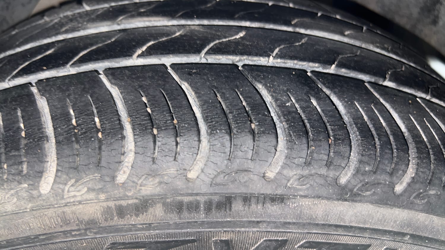 Used 2019 Ford Figo Titanium 1.2 Ti-VCT MT Petrol Manual tyres LEFT REAR TYRE TREAD VIEW