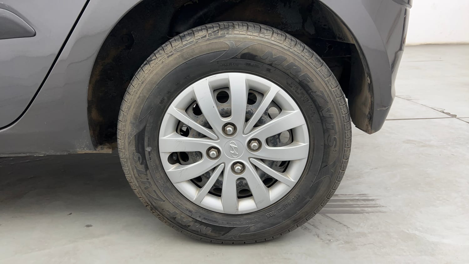 Used 2013 Hyundai i10 1.1L iRDE Magna Special Edition Petrol Manual tyres LEFT REAR TYRE RIM VIEW