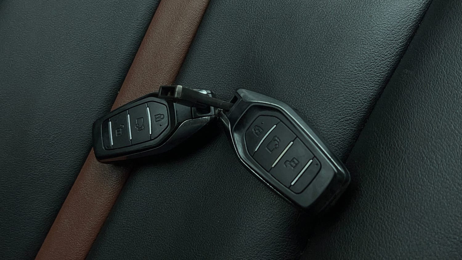 Used 2018 Mahindra XUV500 W9 Diesel Manual extra CAR KEY VIEW