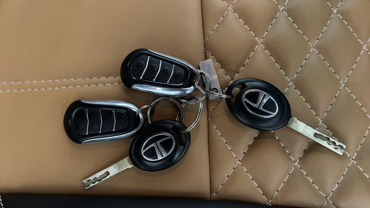 Used 2021 Tata Altroz XE Petrol Petrol Manual extra CAR KEY VIEW