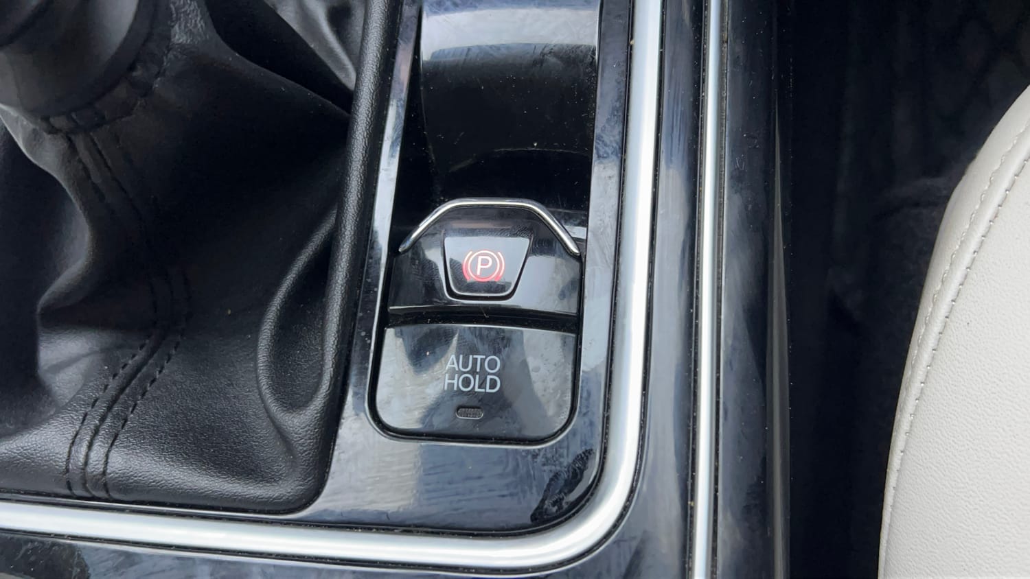 Used 2024 Mahindra XUV700 AX 7 Luxury Pack Diesel MT 7 STR Diesel Manual top_features Electronic parking brake