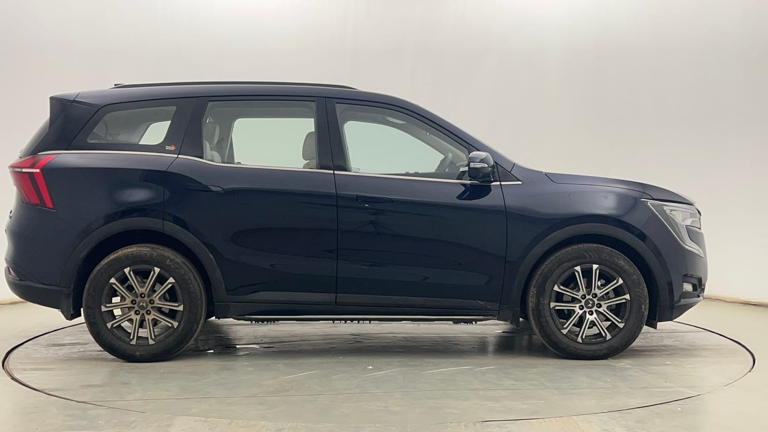 Used 2022 Mahindra XUV700 AX 7 Diesel AT AWD Luxury Pack 7 STR Diesel Automatic exterior RIGHT SIDE VIEW