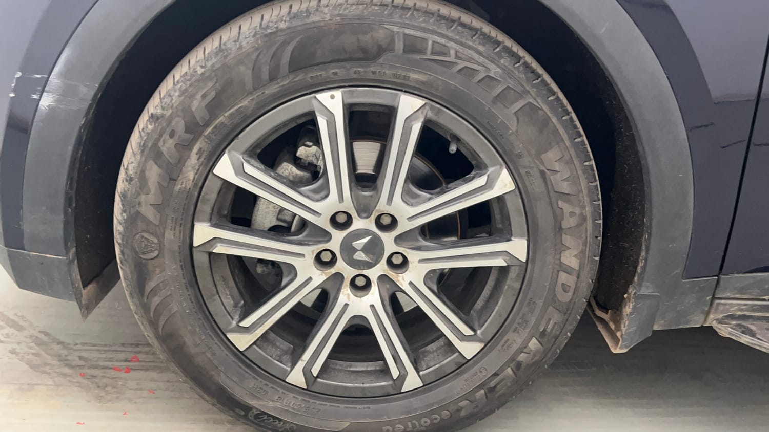 Used 2022 Mahindra XUV700 AX 7 Diesel AT AWD Luxury Pack 7 STR Diesel Automatic tyres LEFT FRONT TYRE RIM VIEW