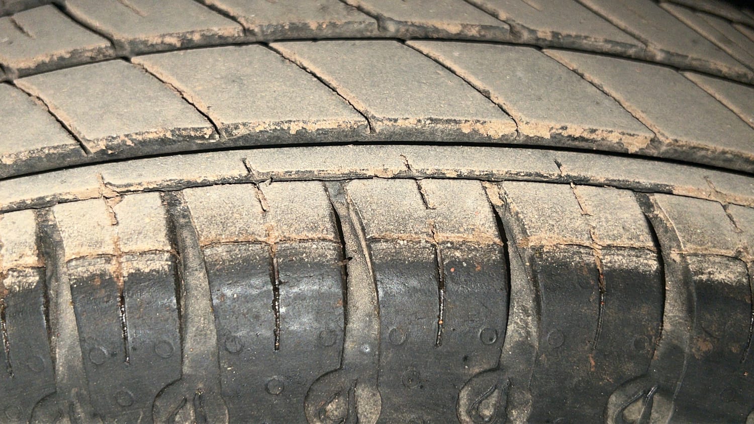 Used 2020 Renault Kwid RXL Petrol Manual tyres LEFT FRONT TYRE TREAD VIEW