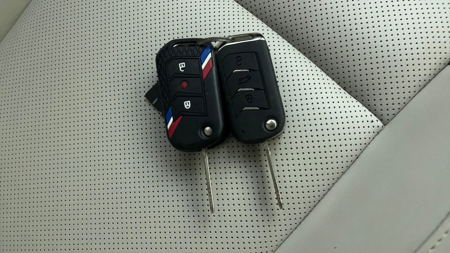 Used 2024 Mahindra XUV700 AX 7 Petrol AT 7 STR Petrol Automatic extra CAR KEY VIEW