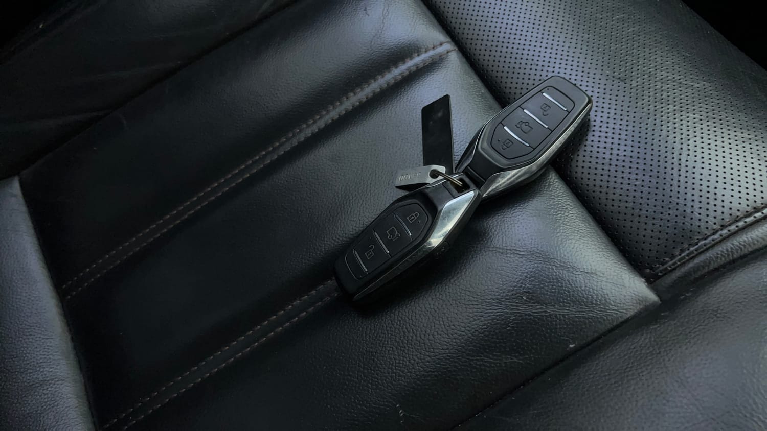 Used 2017 Mahindra XUV500 W10 Diesel Manual extra CAR KEY VIEW