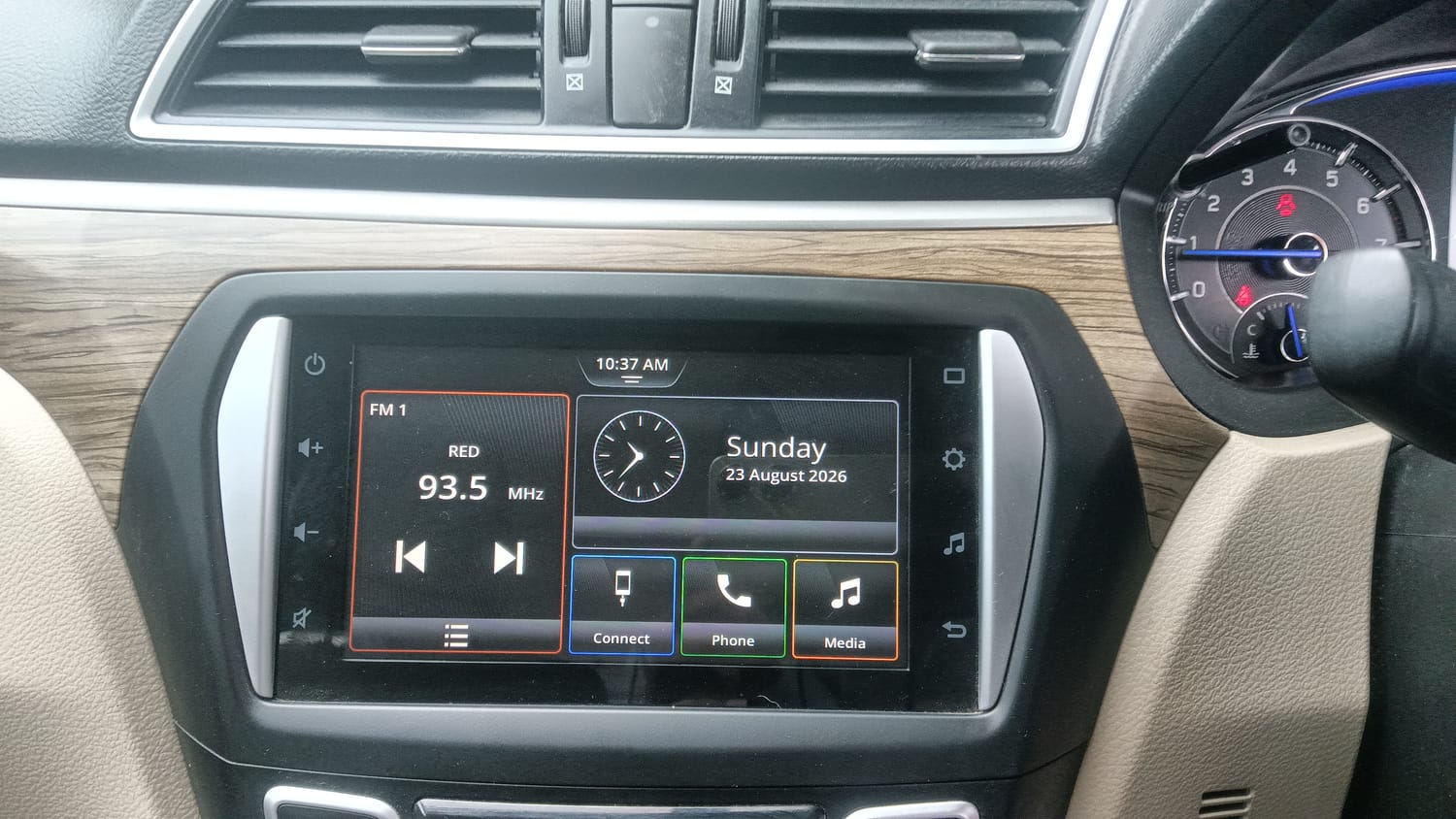 Used 2023 Maruti Suzuki Ciaz Zeta 1.5 Petrol Manual top_features Integrated (in-dash) music system