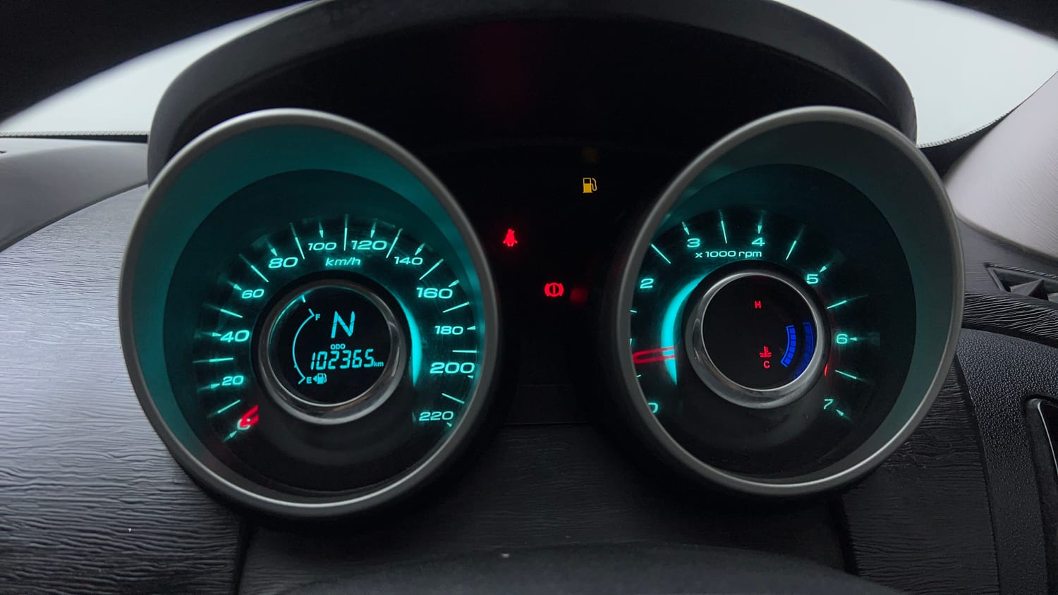 Used 2018 Mahindra XUV500 W9 Diesel Manual interior CLUSTERMETER VIEW
