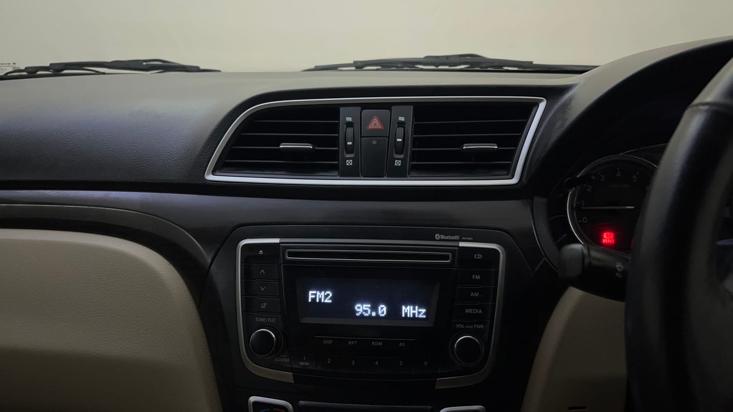Used 2018 Maruti Suzuki Ciaz Zeta 1.4 MT Petrol Manual top_features Integrated (in-dash) music system