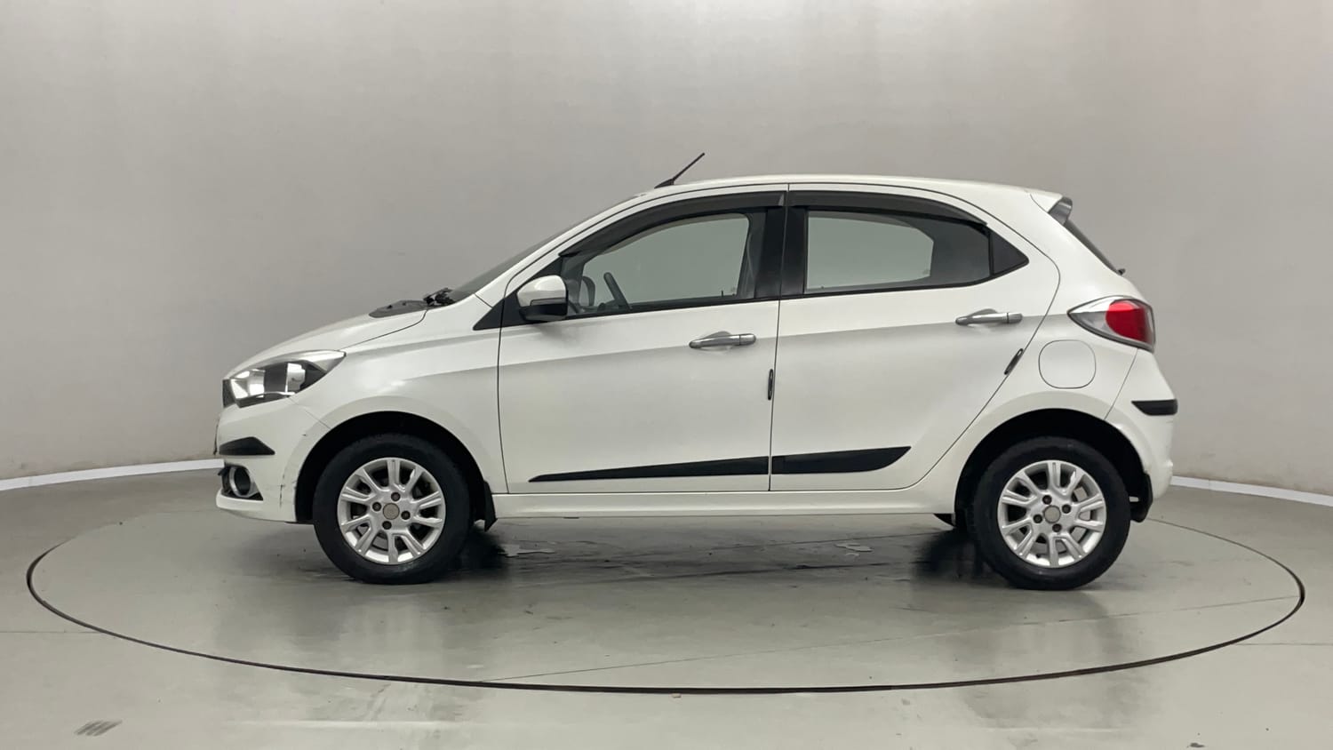 Used 2016 Tata Tiago Revotron XZ Petrol Manual exterior LEFT SIDE VIEW